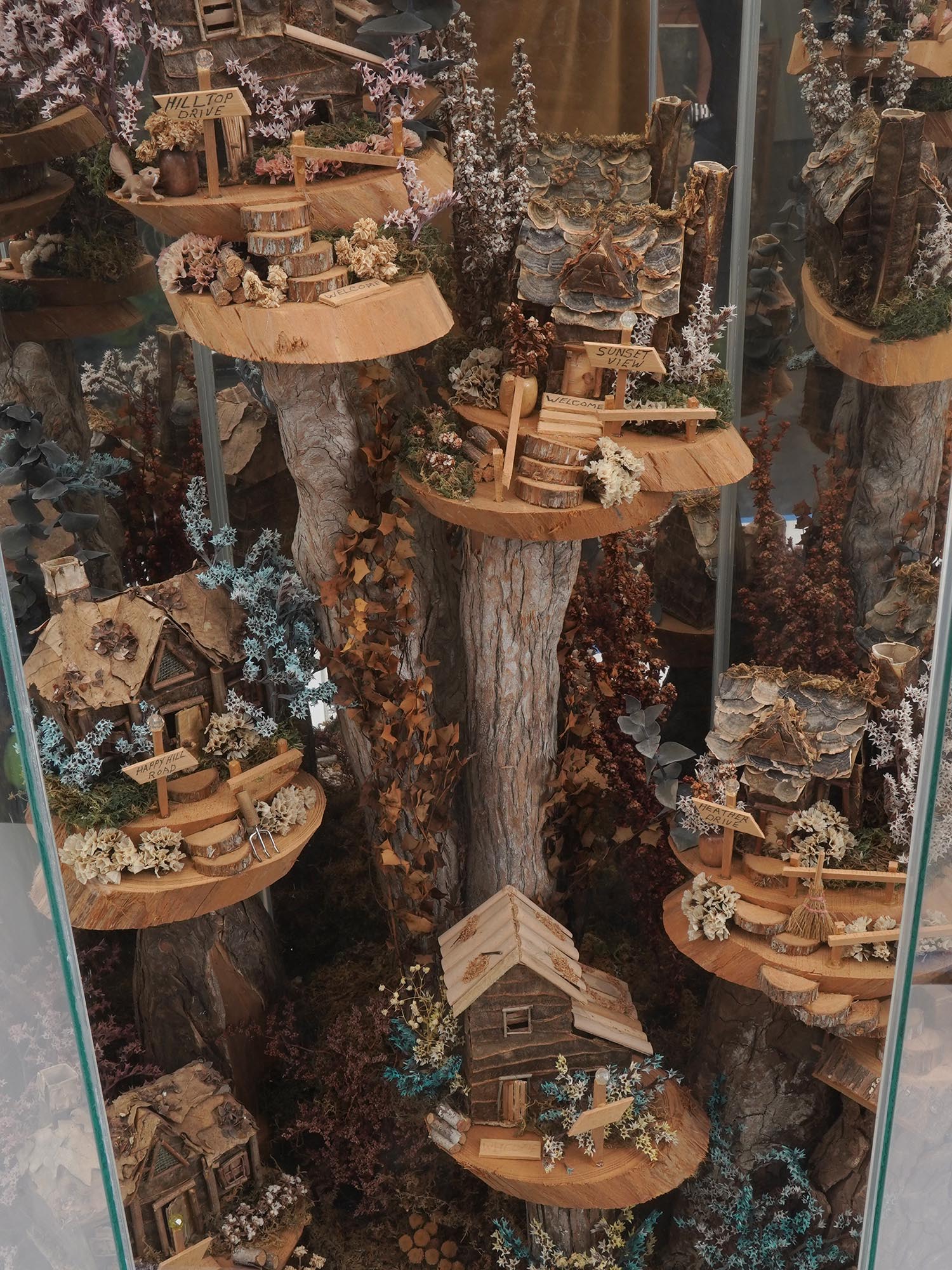 LARGE HANDMADE TREE HOUSE DIORAMA IN GLASS CASE PIC-1